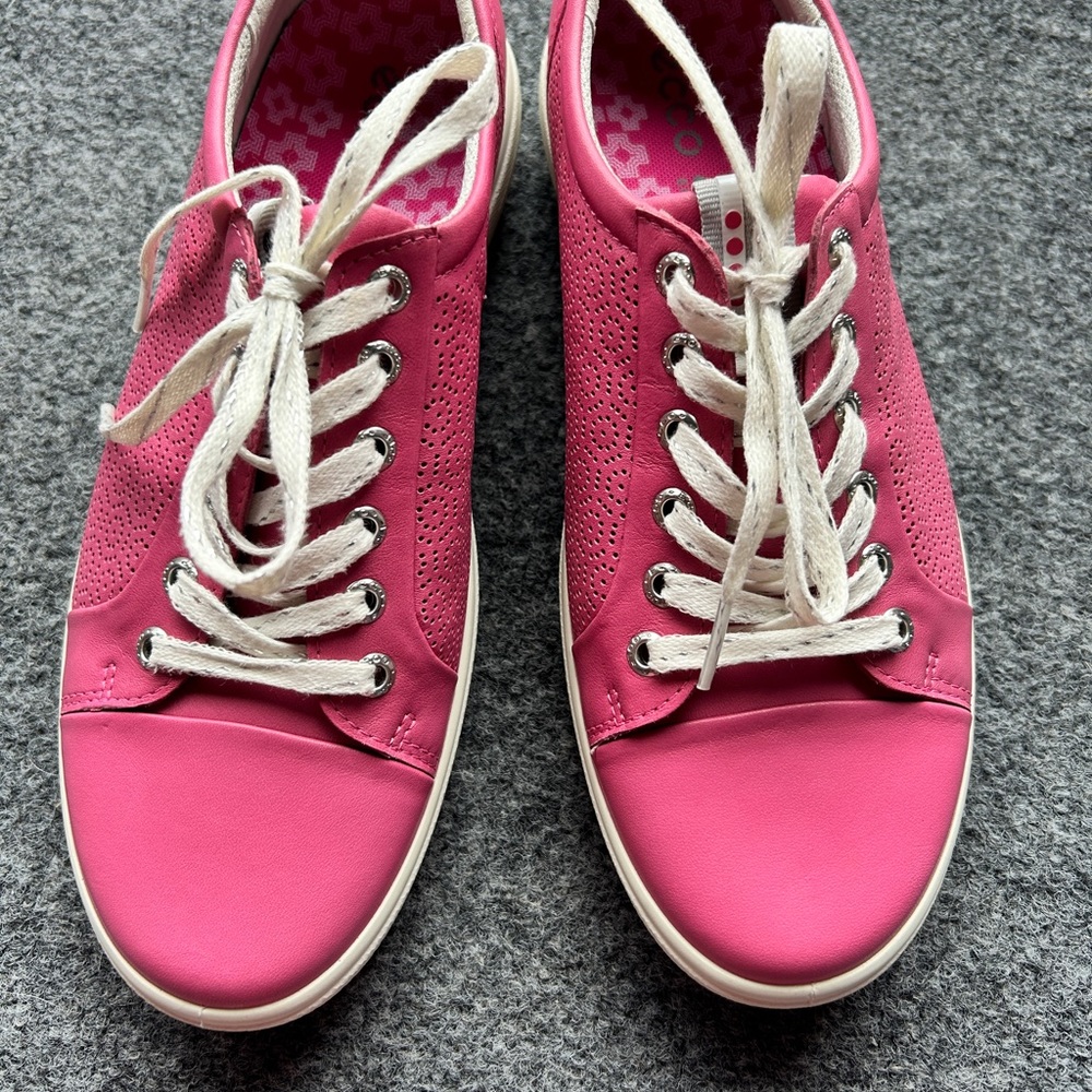 Woman’s Ecco sneakers